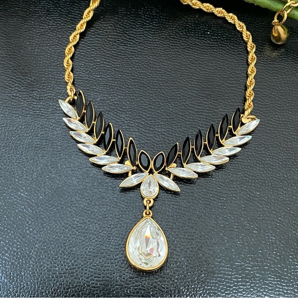 Vintage MONET Signed Black/Clear Crystal Rhinestone Teardrop Pendant Necklace - Picture 4 of 16